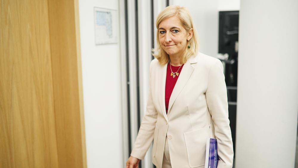 Gesetzliche Krankenkassen: Sie ist angesichts der wirtschaftlich schwierigen Lage der Krankenkassen gefordert: Gesundheitsministerin Nina Warken (CDU)