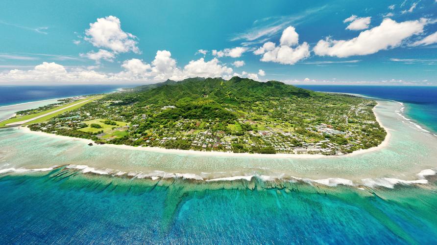 Cookinseln: Aerial view of tropical paradise island with turquoise ocean and scenic coastline, Rarotonga, Cook Islands. (Cook Islands, Drone, Landscape, Nature, Ocean, Picturesque, Rarotonga, Serene, above, adventure, aerial, beach, beautiful, bird's eye view, blue, clouds, coast, coastal, escape, exotic, horizon, idyllic, island, lush, marine, natural, overhead, paradise, perspective, remote, sea, seascape, sky, tranquil, travel, tropical, tropical island, turquoise, vacation, view, water) || Mindestpreis 45 Euro