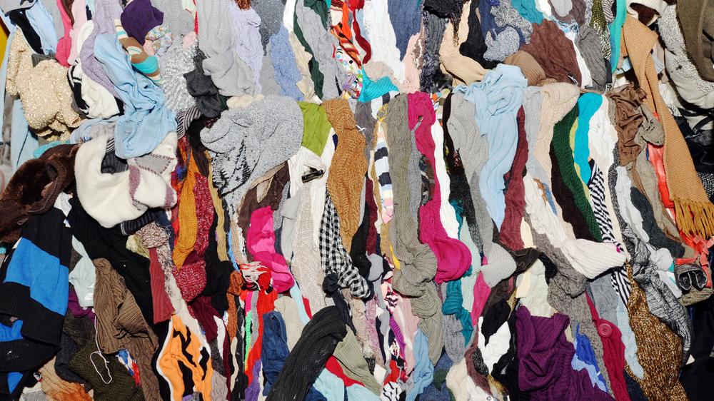 Altkleider entsorgen : Zu Bündeln gepresste Alttextilien liegen in einem Weiterverarbeitungsbetrieb für gebrauchte Kleidung wie Hosen, Hemden und Pullover zur Verarbeitung bereit.
