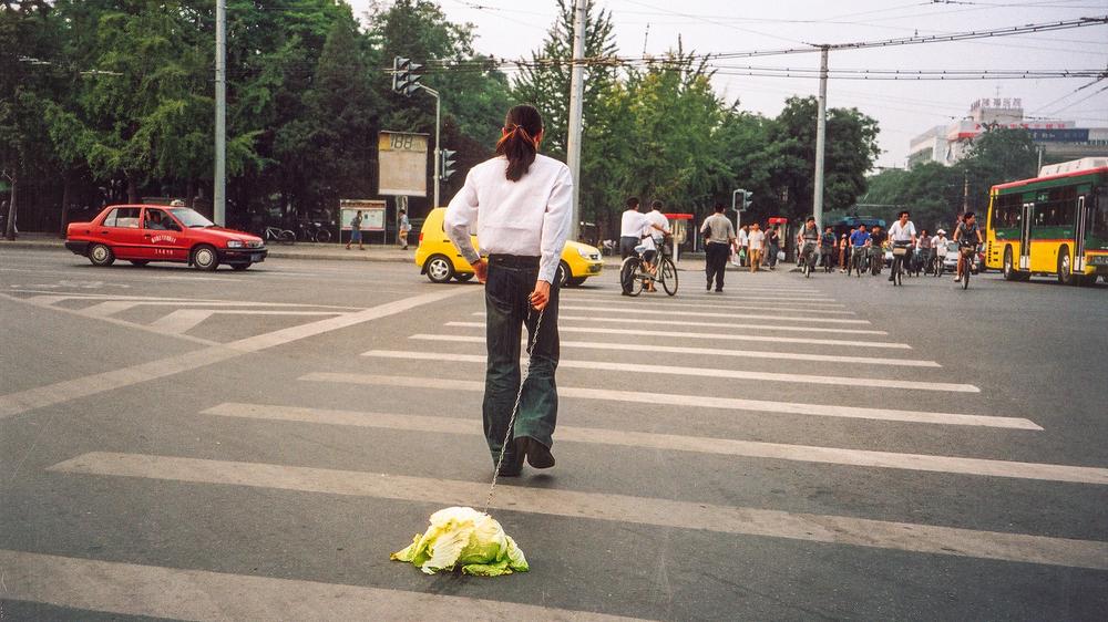  Han Bing, "Walking the Cabbage in Beijing" (Den Kohl in Peking ausführen), 2004