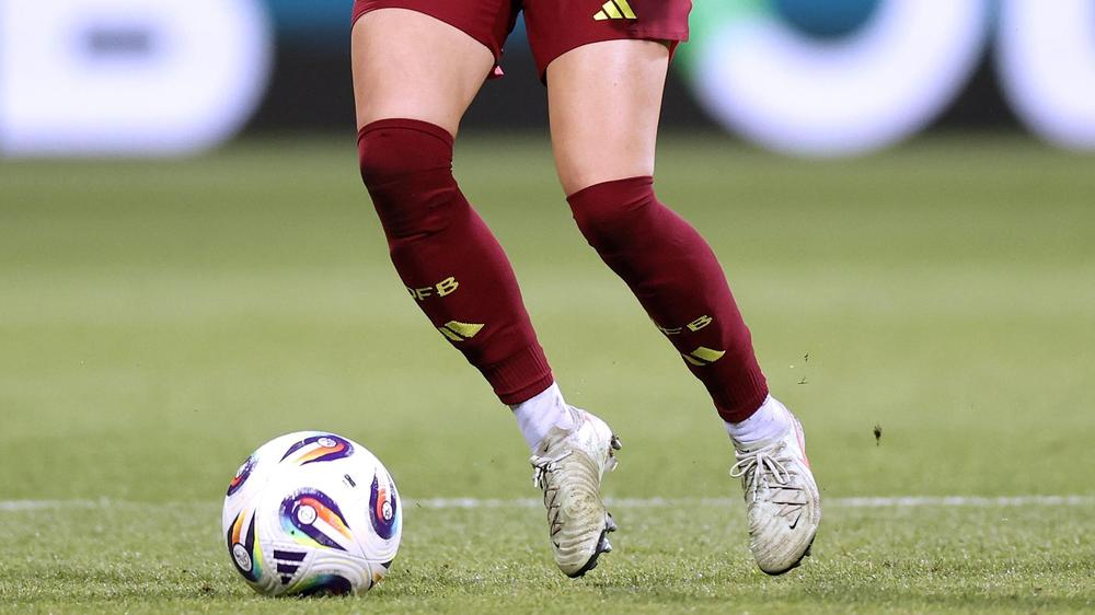  Die Knie von Giulia Gwinn beim Nations-League-Spiel der DFB-Frauen gegen Holland Ende Mai