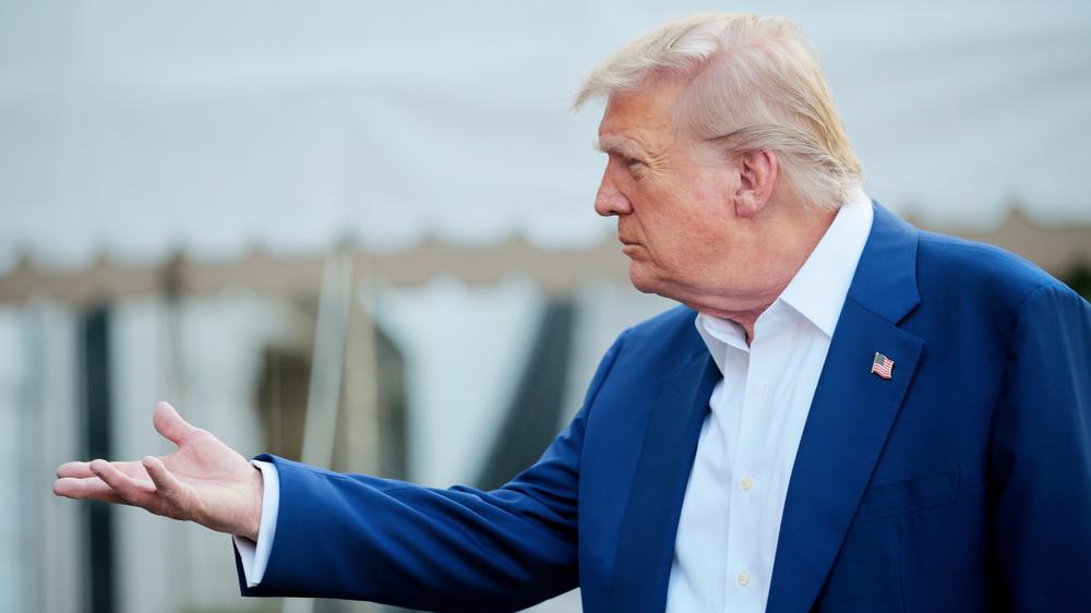  Der US-Präsident hält die Hand auf.