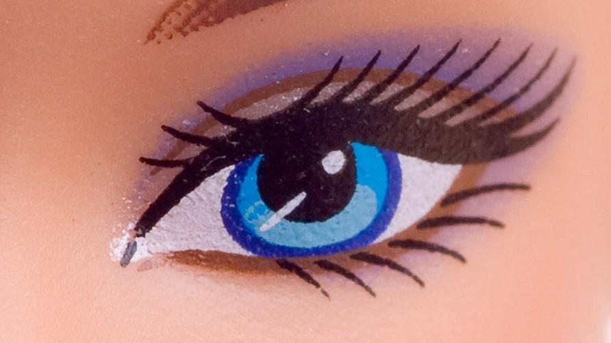 KI-Barbie: Wird Barbie demnächst schlauer sein als der Mensch? Und was heißt das dann? ++++++++++<br /> Close-up of a Barbie doll face with blonde hair & blue eyes