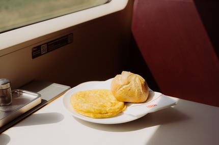Käseomelette: Rund wie die Sonne und genau so gelb: das Omelette, für unseren Autor das beste Gericht im Bahn Bordbistro.