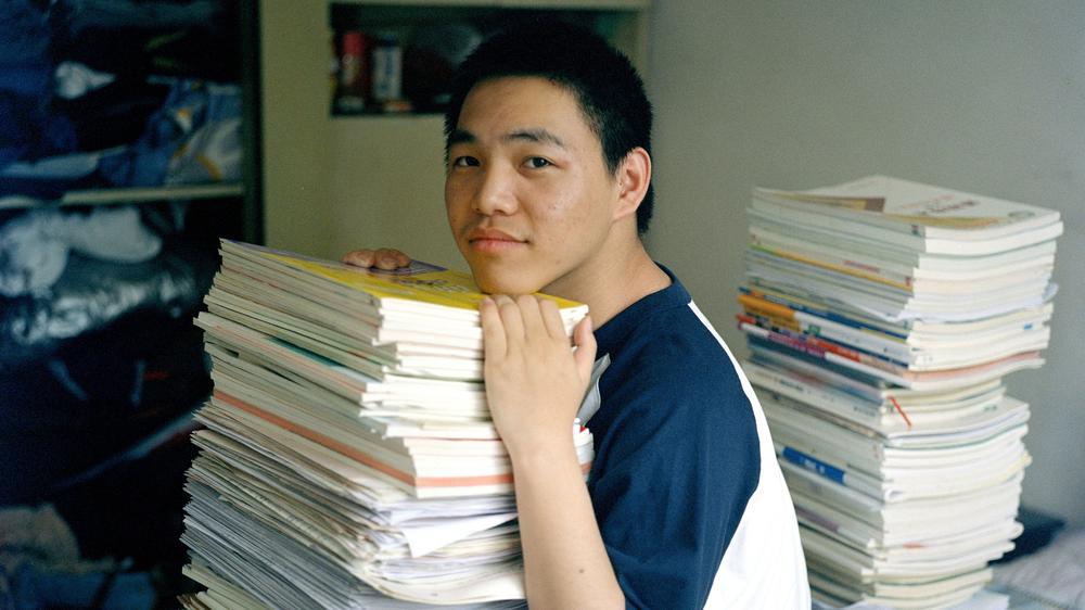  Der angehende Student Wan Zhicheng mit seinen Büchern und Heften