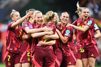 Fußball-EM der Frauen: Sarai Linder jubelt nach ihrem Tor zum 3:0 gegen die Niederlande am 30.05.2025 in Bremen. Das Spiel endete 4:0 für Deutschland.