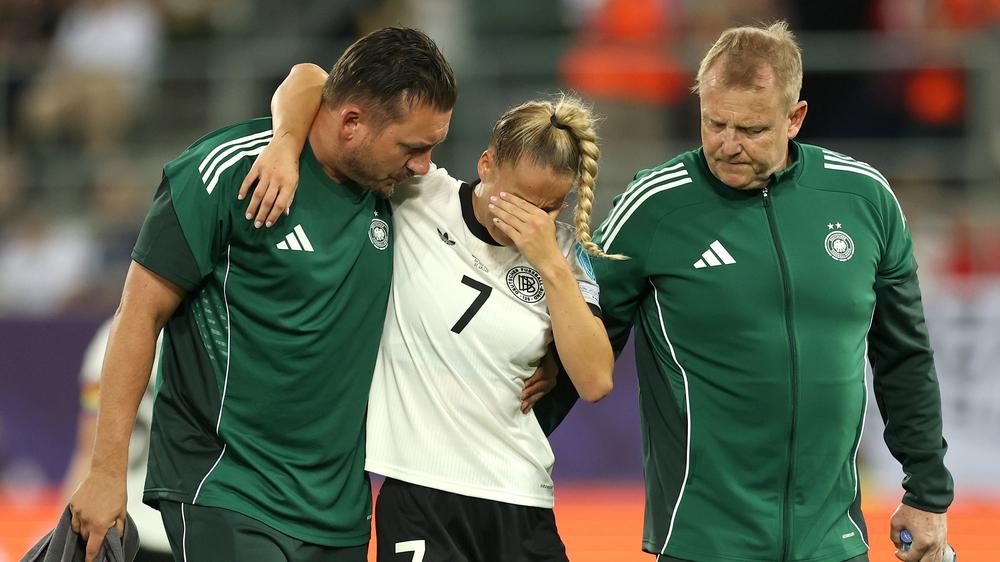  Giulia Gwinn verlässt verletzt das Spielfeld.