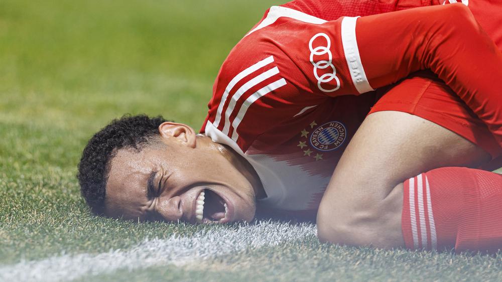  Jamal Musiala vom FC Bayern München hat sich beim Viertelfinalspiel der FIFA-Klub-Weltmeisterschaft 2025 das linke Wadenbein gebrochen und das Sprunggelenk ausgerenkt.
