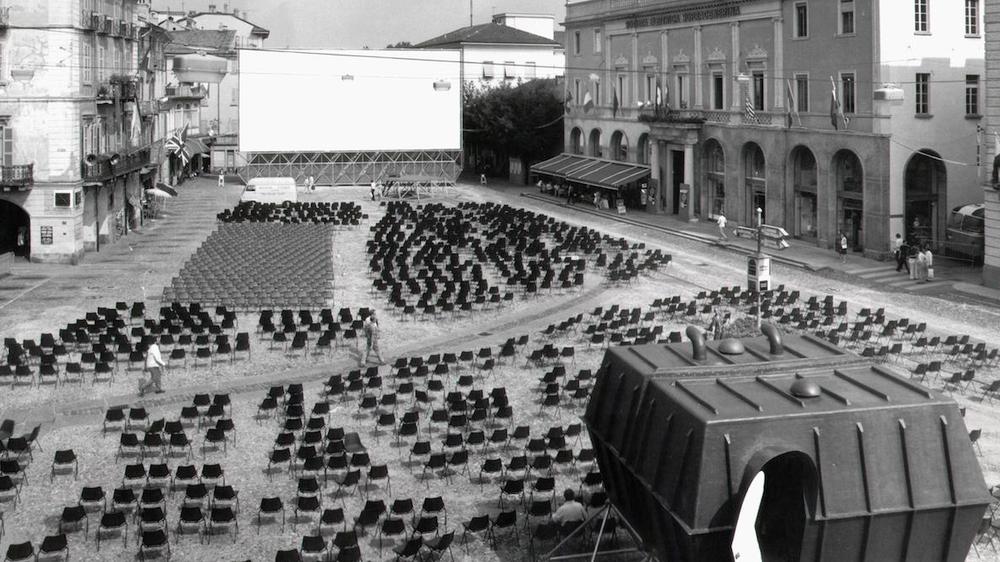  Der Architekt Livio Vacchini entwarf 1971 eine Gitterkonstruktion aus Metallrohren, 22 mal 10 Meter groß. Darauf gespannt eine Kinoleinwand, die bis heute eine der größten in Europa ist.
