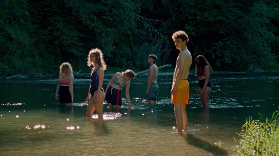 "Der Fleck": Die Clique am Fluss: Szene aus dem Spielfilmdebüt »Der Fleck«, das jetzt im Kino läuft