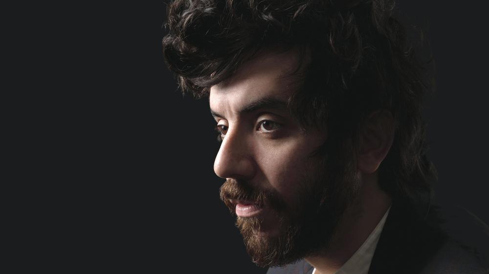  Der Lyriker Kaveh Akbar hat seinen Debütroman "Märtyrer!" geschrieben.