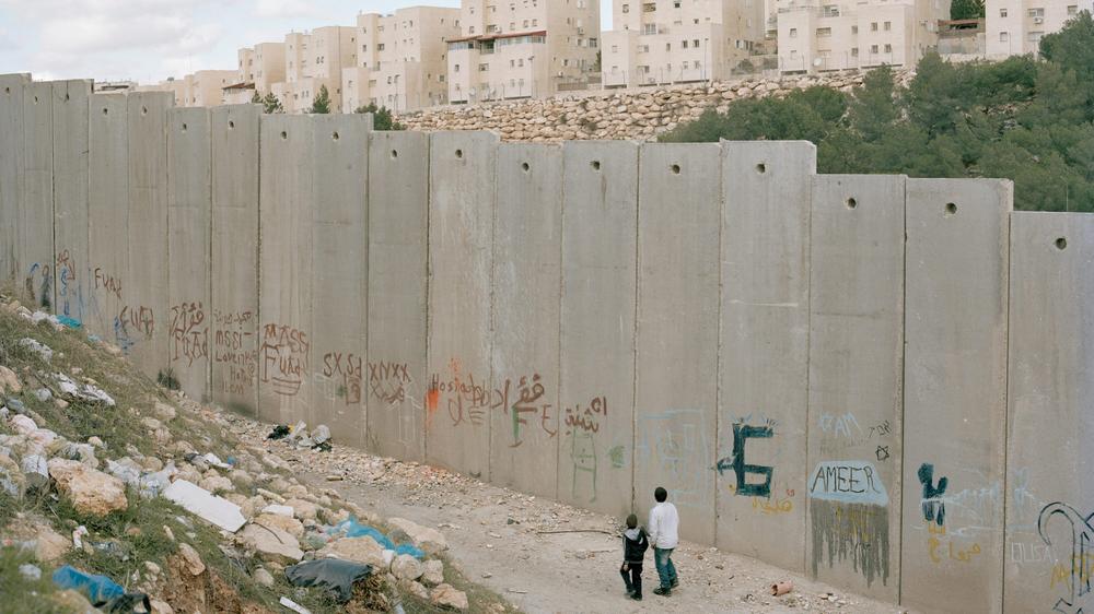  Eine Sperranlage trennt Israel von den besetzten Gebieten, verläuft aber oft auch auf palästinensischem Terrain. Hier steht sie zwischen dem arabischen Dorf Anata und dem Flüchtlingslager Schafat auf der einen und der israelischen Siedlung Pisgat Ze’ev auf der anderen Seite.