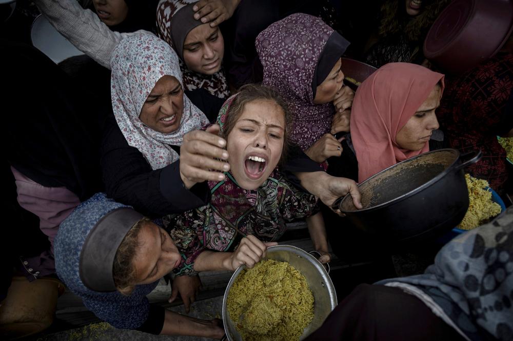 Nahostkonflikt: Not in Gaza: Frauen in Chan Junis versuchen, etwas zu essen zu bekommen.