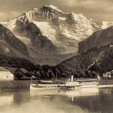 Schifffahrt in der Schweiz: Das Dampfschiff  »Helvetia« auf einer Werbepostkarte von 1936