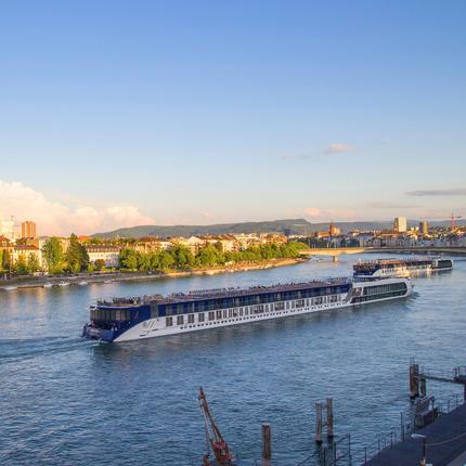 Flusskreuzfahrten auf dem Rhein: Kreuzfahrtschiffe auf dem Rhein in Basel, aufgenommen im Mai 2022