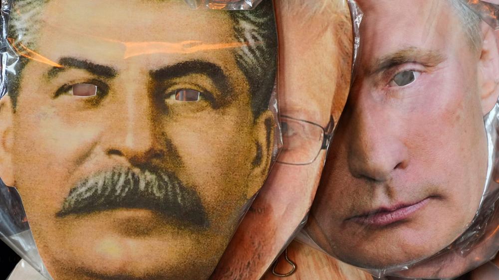 Masken von Stalin, Putin und anderen Persönlichkeiten werden als Souvenirs verkauft.