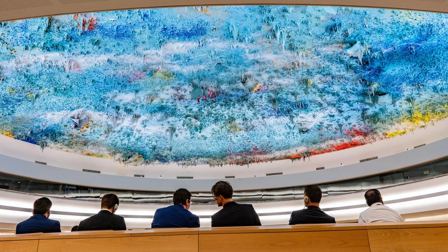 UN-Standort Genf: NGO-Vertreter während einer Sitzung im Saal für Menschenrechte und Allianz der Zivilisationen. Seit 1966 ist der Palais des Nations in Genf der europäische Hauptsitz der Vereinten Nationen und weltweit der zweitwichtigste Sitz nach dem Hauptquartier in New York.