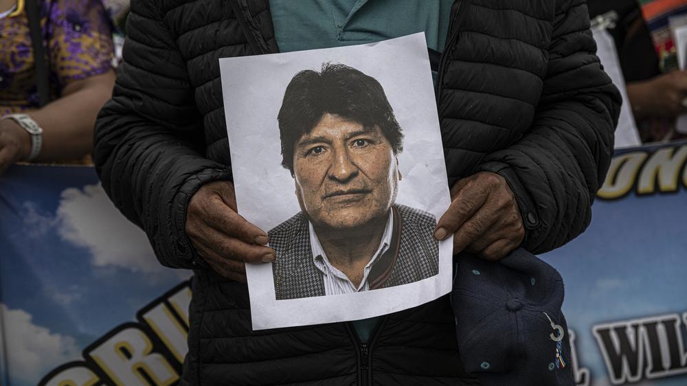  Ein Mann hält das Portrait von Evo Morales in seinen Händen.