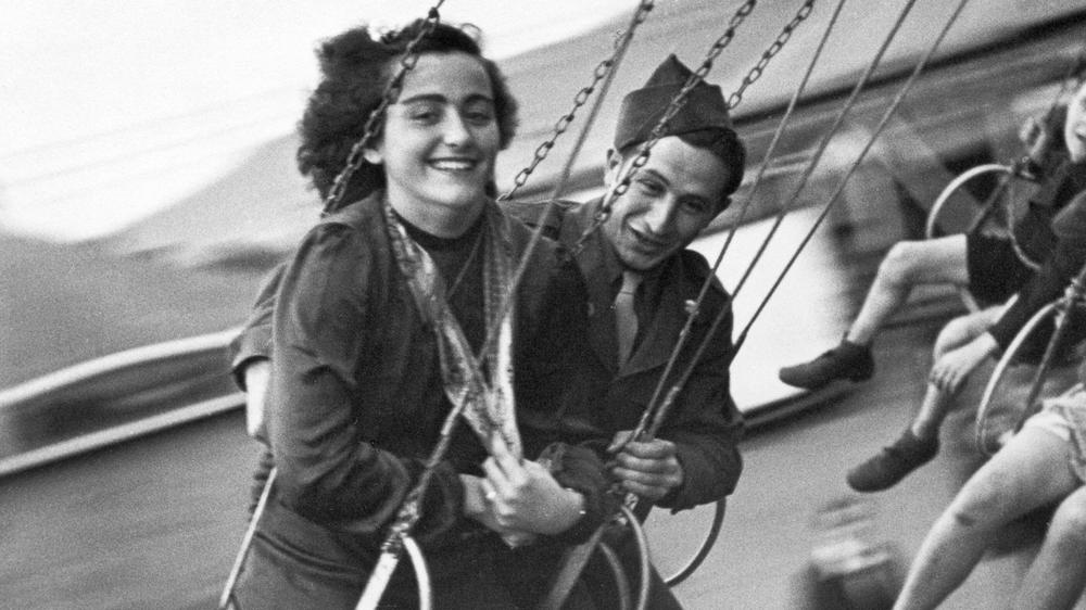 Besatzungskinder: Trotz Kontaktverbots kamen sich Besatzer und Besetzte oft nahe, so wie hier ein GI und eine Deutsche 1946.