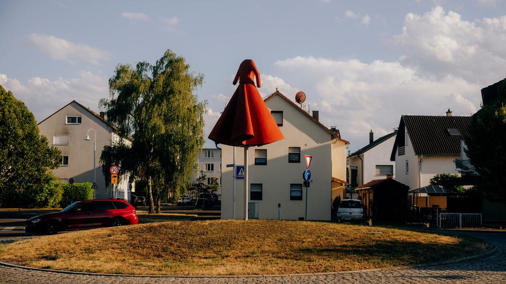  Hier geht es rund und rund und rund – die "Wegweiserin" der Künstlerin Anja Luithle auf einem Kreisel in Eislingen.
