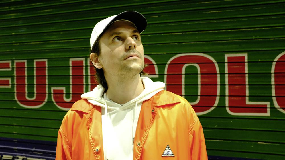  Leif Randt, hier mit Cap und Outdoorjacke, trug während des Gesprächs einen "formellen Shorts-Look".