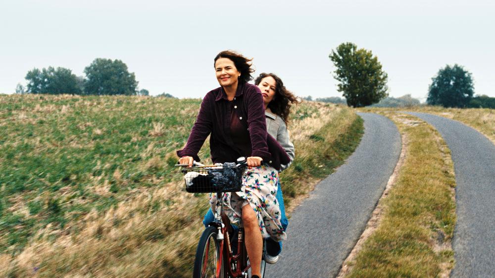  Betty (Barbara Auer, vorne) und Laura (Paula Beer)