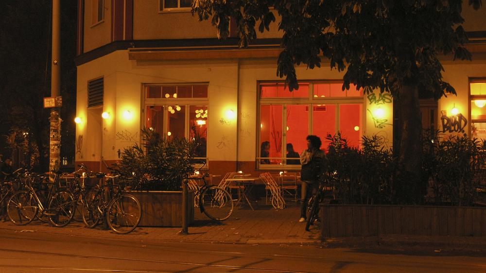 Politikverdrossenheit: Eine der gefährlichsten Kreuzungen Berlins: Das Café 103 an der Kastanienallee, hier fotografiert im Jahr 2005.