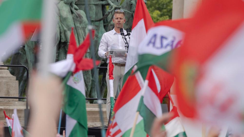  Péter Magyar vor Zehntausenden Anhängern bei einer Kundgebung in Budapest