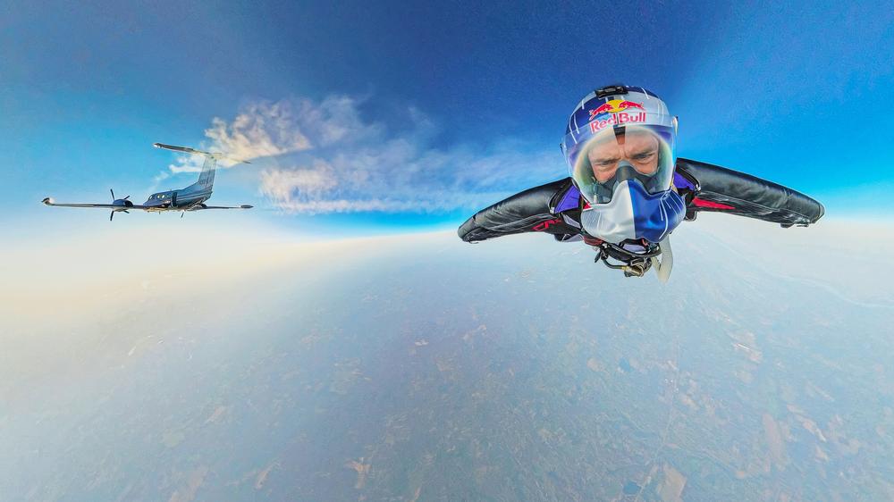 Red Bull : Typisches Red-Bull-Marketing: der Chilene Sebastián Álvarez im vergangenen Frühjahr bei einem Rekordflug in einem Wingsuit