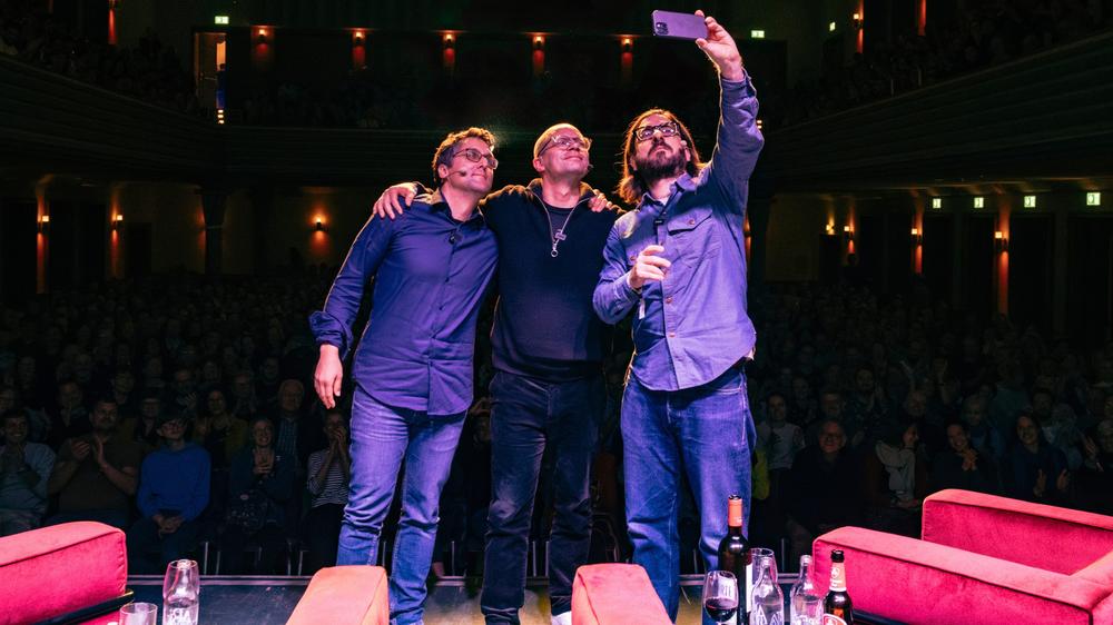 Eigenarten der DACH-Staaten: Florian Gasser, Lenz Jacobsen und Matthias Daum bei einem Auftritt 2024 im Zürcher Volkshaus