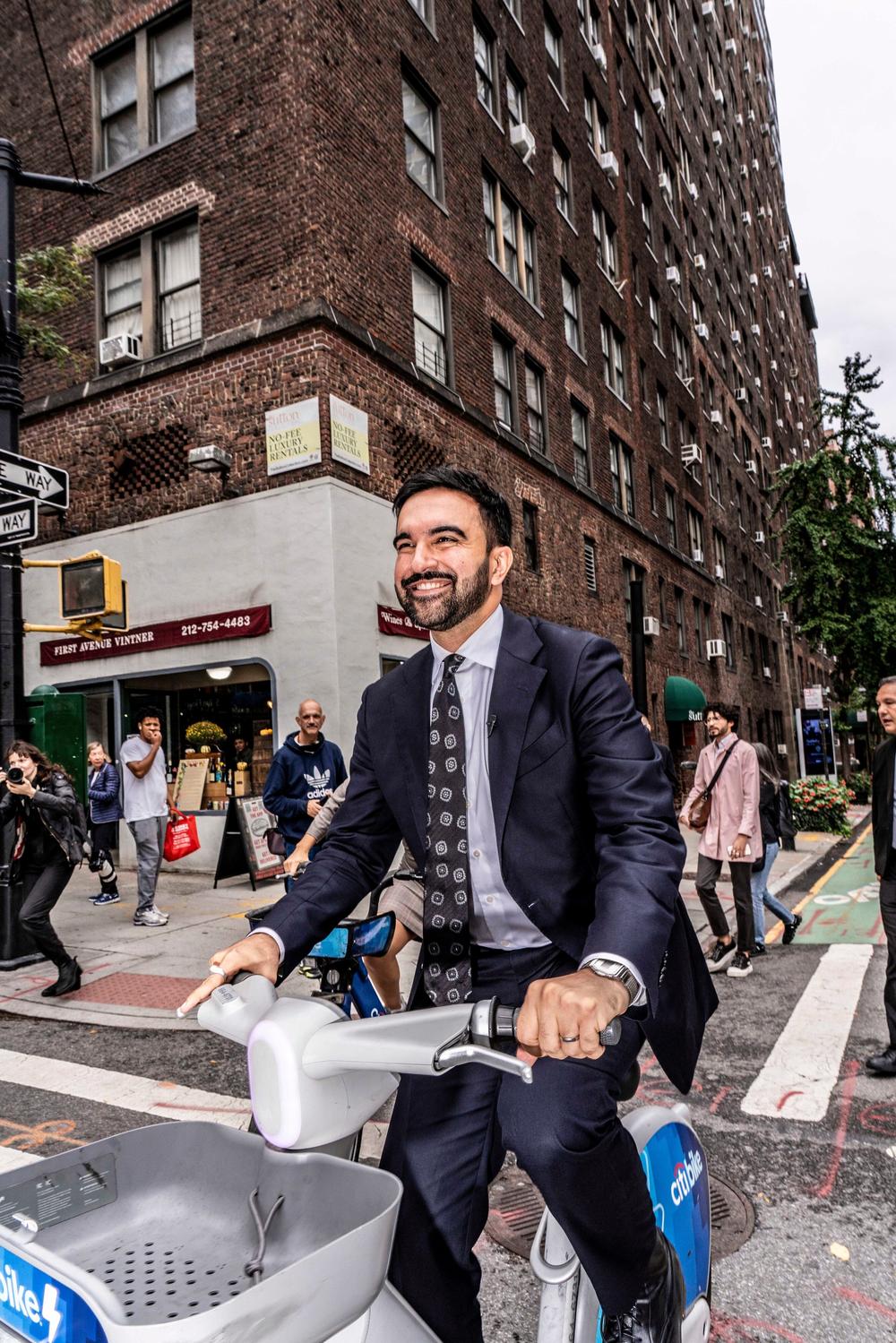 Bürgermeisterwahl in New York: Mamdani betreibt Wahlkampf auf dem Fahrrad.