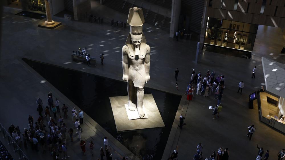 Grand Egyptian Museum: Grandiose Erhabenheit: Die Statue des Pharaos Ramses II. im neu eröffneten Grand Egyptian Museum.