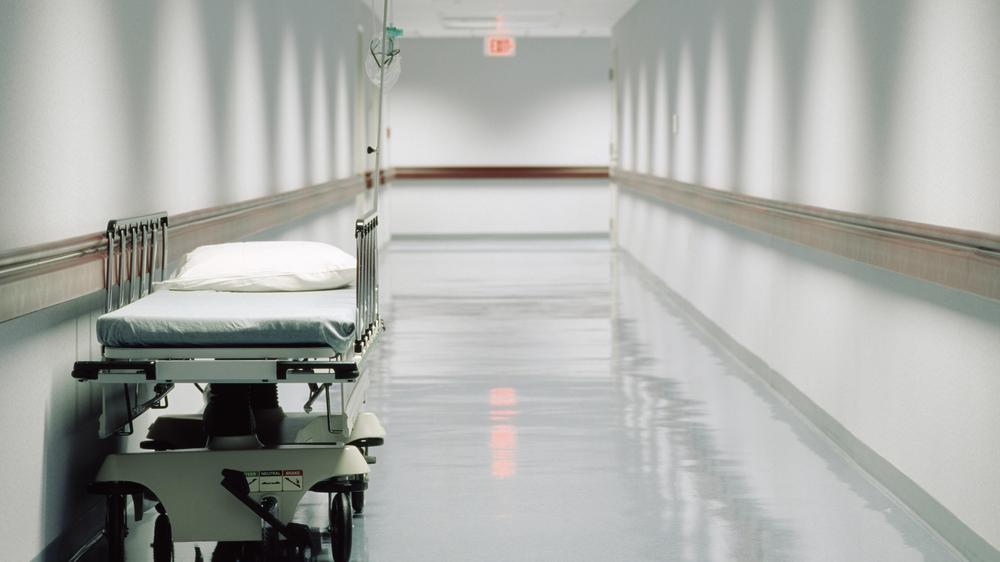 Estancia en el hospital: En urgencias te dejan solo en la mesa con la promesa de que llegarán analgésicos y una bata quirúrgica.