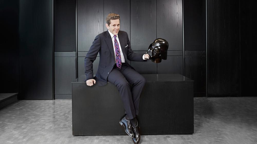 Harald Mahrer: Harald Mahrer, ein Politiker mit Sinn für Eigen-PR: 2015 im Wirtschaftsministerium mit einem Darth-Vader-Helm