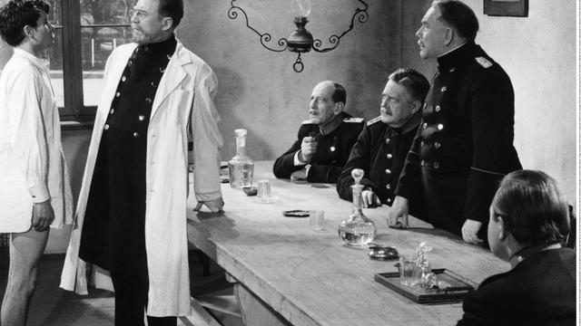 (+) Musterung: Hose runter