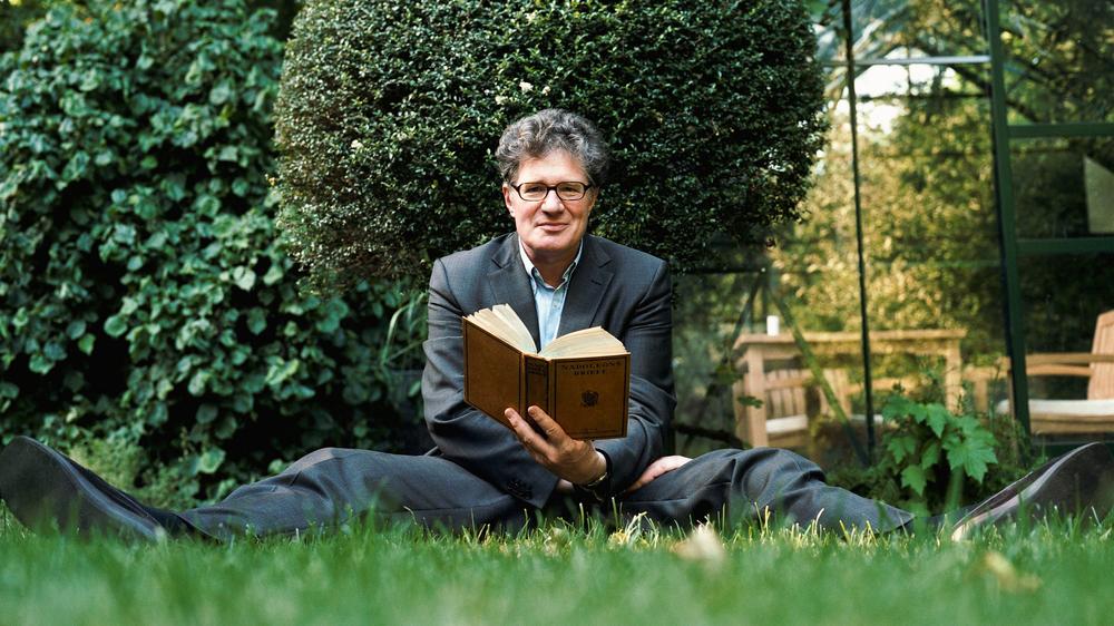 "Liegen Sie bequem?" von Roger Willemsen: Roger Willemsen liebte die Bühne, Lesungen, Gespräche, er tourte mit eigenem Programm. Hier ist er im Jahr 2008 in seinem Garten in Hamburg zu sehen.