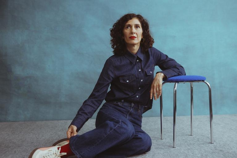 "Und Federn überall": Nava Ebrahimi, 47, wurde in Teheran geboren und lebt seit 2012 in Graz.