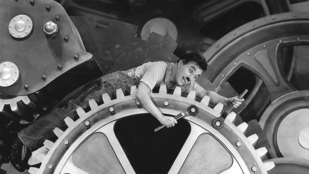 "Endlose Ketten": Durch die Arbeit am Fließband wird der Mensch selbst Teil der Maschine: Ausschnitt aus dem Charlie-Chaplin-Klassiker "Modern Times"