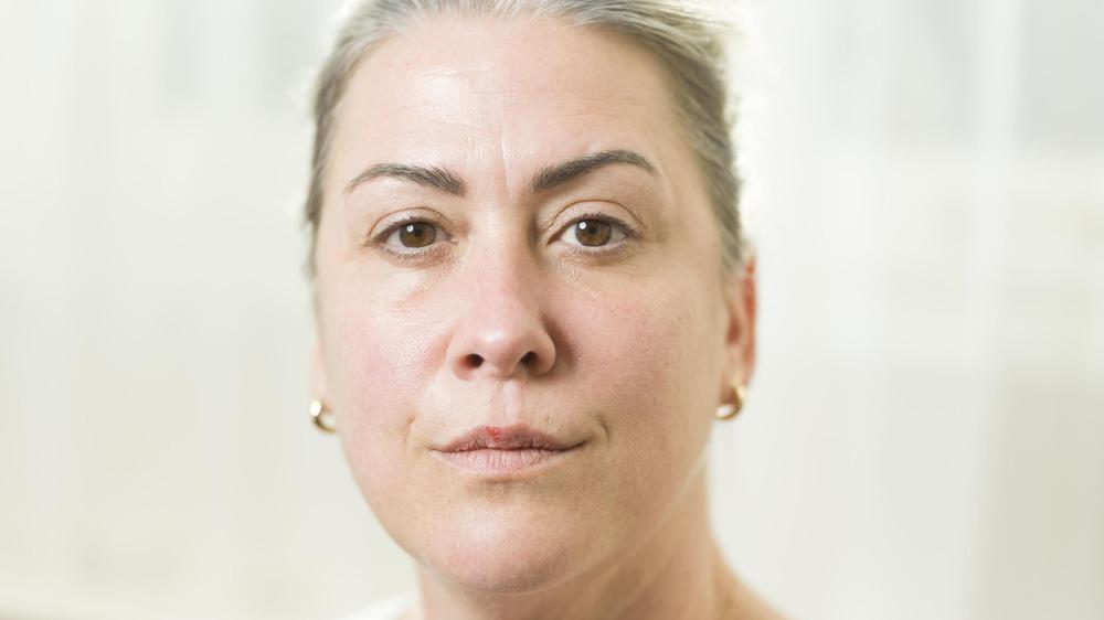  Caroline Darian sagt, das Schreiben ist für sie wie ein Sog, ein Mittel, in ihrem zertrümmerten Leben Ordnung zu schaffen.