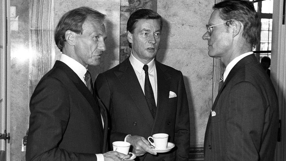  Der Deutschbanker Alfred Herrhausen (Mitte) hätte die nationale Konzernstruktur gerne erhalten und war der letzte jener Großunternehmer, die an eine Gesamtverantwortung über den Profit hinaus glaubten. Hier gemeinsam mit Herbert Henzler von McKinsey (links) und Hans-Olaf Henkel von IBM Deutschland (rechts) 1989 auf dem Manager-Gipfel in Stuttgart.