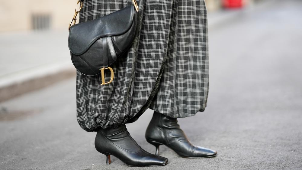 Arbeitsbedingungen bei Luxusfirmen:  Auch für Dior sollen Handtaschen unter fragwürdigen Bedingungen produziert worden sein.