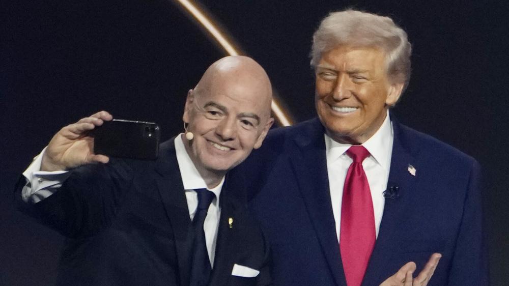 Gianni Infantino (li.) sucht die Nähe zu Donald Trump.