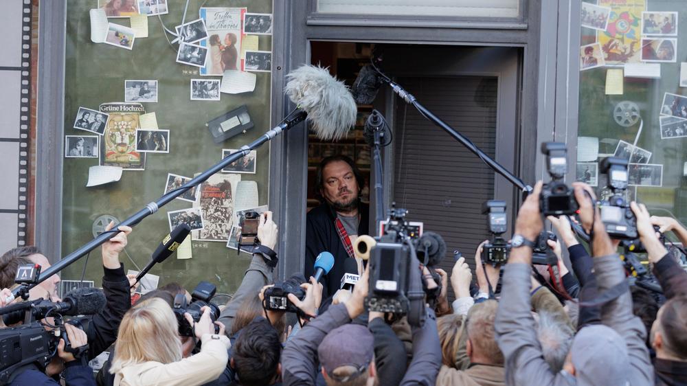  Der Videothekar Micha (Charly Hübner) wird von der Westpresse gefeiert.