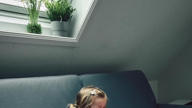 (+) Handykonsum von Kindern: Hoffnung für Kinder, die am Handy kleben