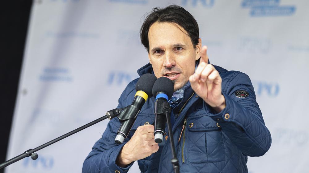 Corona-Stammtische der FPÖ: Martin Rutter sagt von sich selbst er sei Österreichs einziger gerichtlich bestätigter Verschwörungstheoretiker.