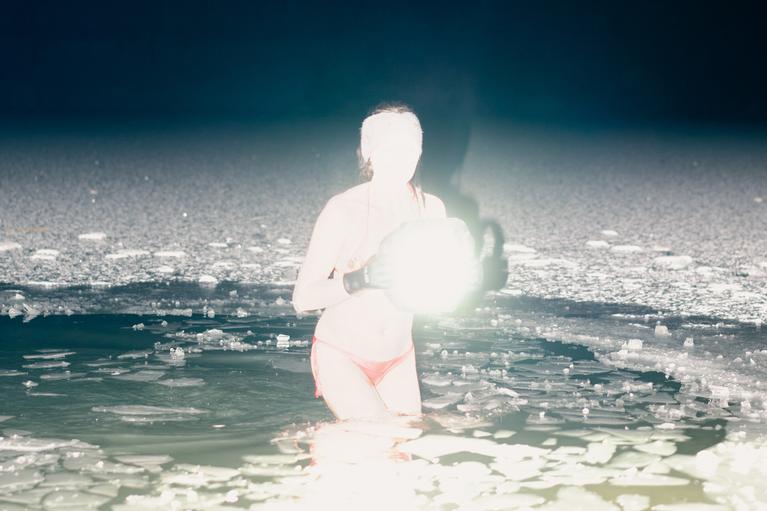 Eisbaden: Fürs Eisbaden braucht man nicht mal Eis, fünf Grad Wassertemperatur sind kalt genug.