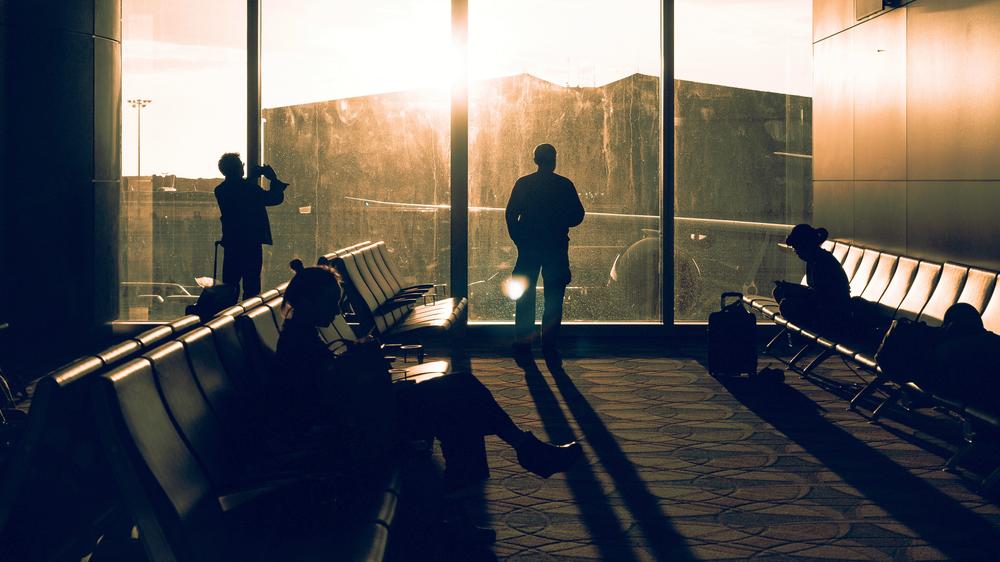 Dresscode für Flugreisende: Seit der Coronapandemie haben Streitigkeiten an Bord deutlich zugenommen. Eine Kampagne des US-Verkehrsministers Sean Duffy will dagegen vorgehen.