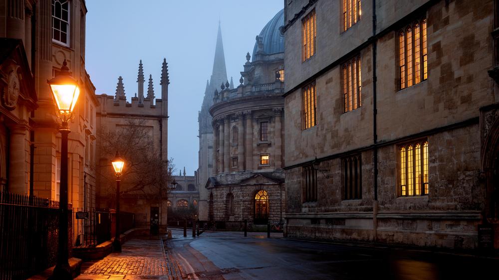 Mick Herron: "Down Cemetery Road" is the first novel in a series about the investigator Zoë Boehm, a private detective from Oxford.