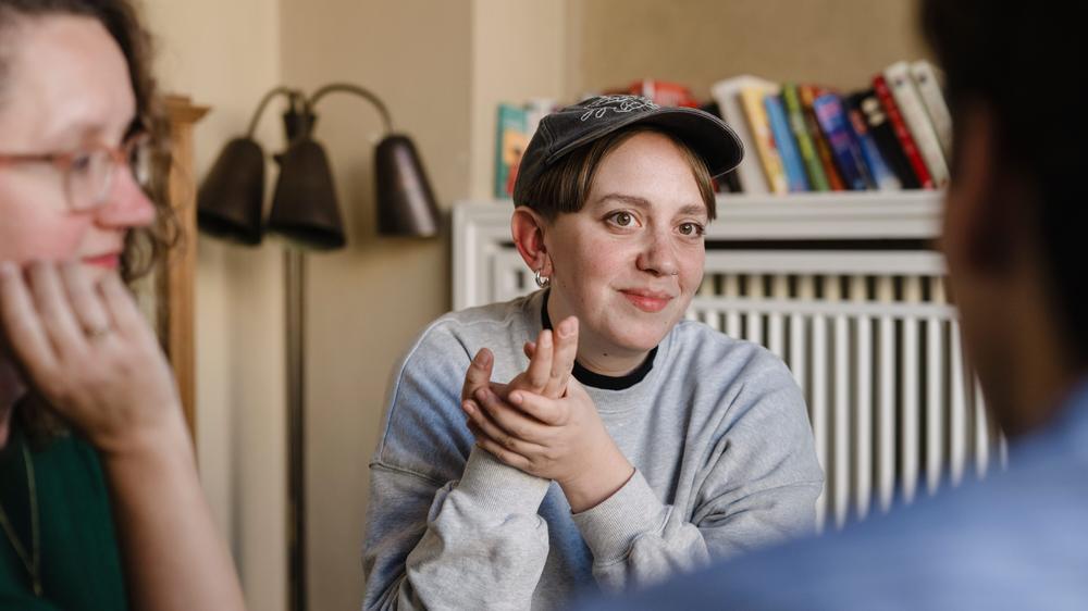 Gespräche über die DDR: Olivia Schneider, geboren 1996, ist in der Sächsischen Schweiz aufgewachsen und hat in Dresden Bildende Kunst und Soziale Arbeit studiert. Sie bezeichnet sich selbst als "Ostfluencerin", betreibt den Instagram-Kanal "tumvlt" und wurde durch humorvolle Videos und Alltagsaufnahmen aus Ostdeutschland bekannt. Sie lebt und arbeitet in Dresden.