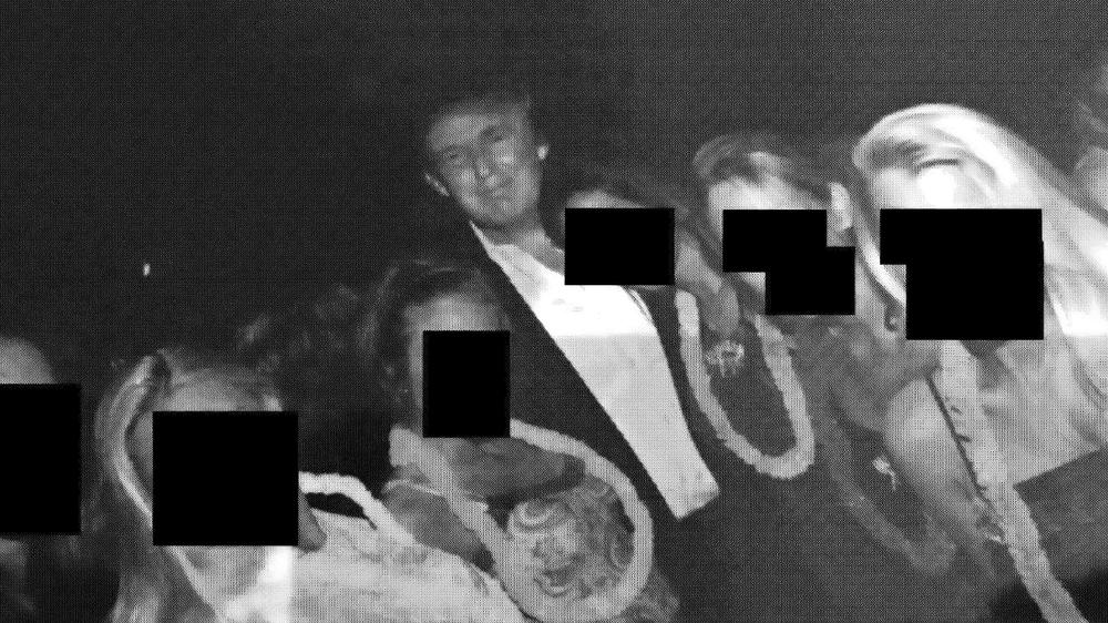  Eines der veröffentlichten Bilder zeigt Donald Trump mit einer Gruppe junger Frauen.